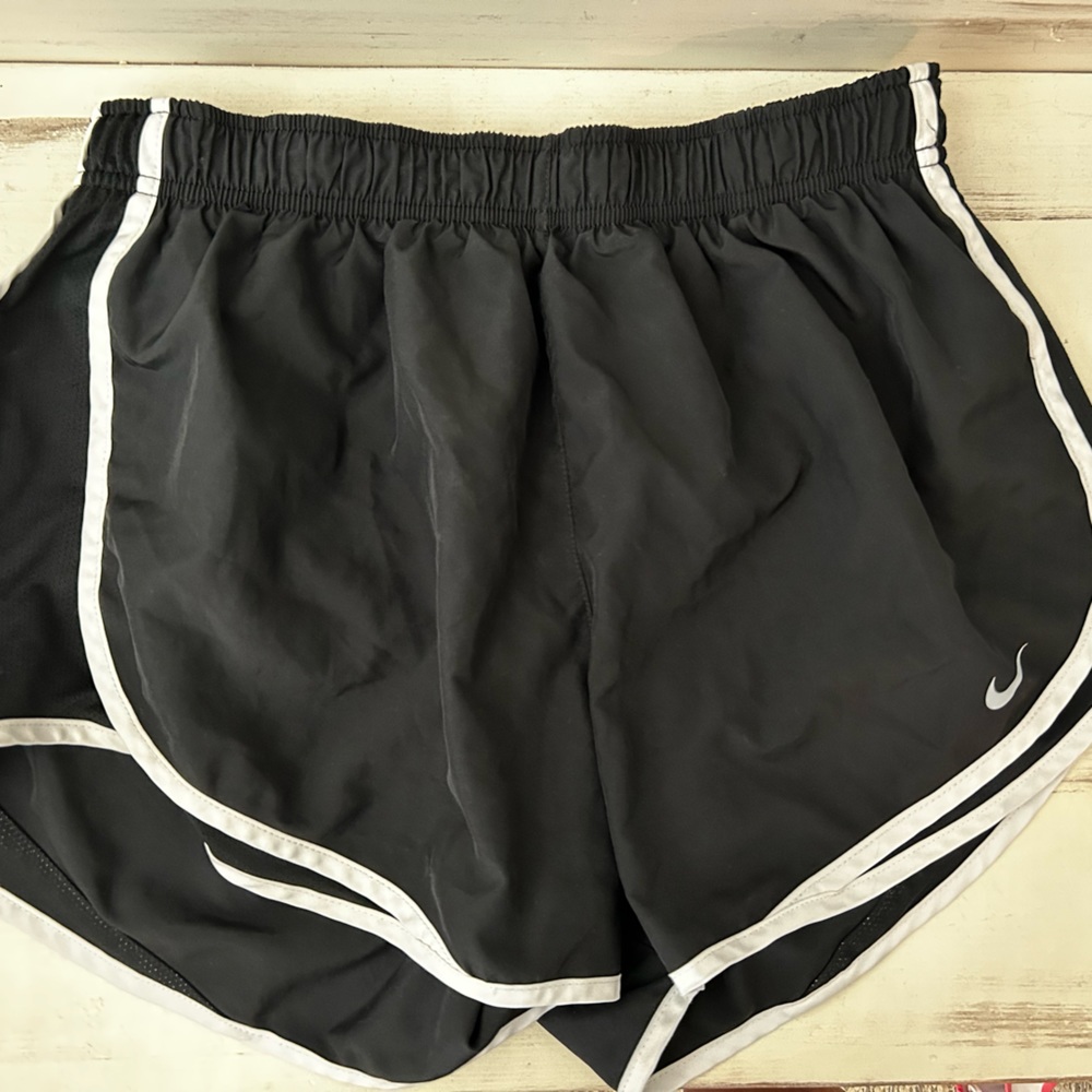 Women’s black/white Nike tempo shorts